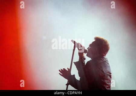 20 juillet 2009 - East Rutherford, New Jersey, États-Unis - le chanteur Bono du groupe U2 effectue vivre comme leurs 360 Tour fait une halte à la New Meadowlands Stadium situé à East Brunswick, New Jersey..(Image Crédit : © Brooke Ismach/ZUMA Press) Banque D'Images