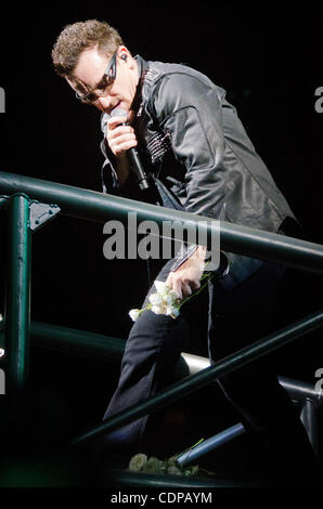 20 juillet 2009 - East Rutherford, New Jersey, États-Unis - le chanteur Bono du groupe U2 effectue vivre comme leurs 360 Tour fait une halte à la New Meadowlands Stadium situé à East Brunswick, New Jersey..(Image Crédit : © Brooke Ismach/ZUMA Press) Banque D'Images