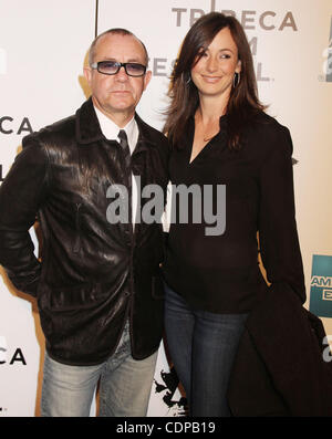 20 avril 2011 - New York, New York, États-Unis - Bernie Taupin et son épouse, Heather TAUPIN assister à la première de New York : "l'Union", tenue à la soirée d'ouverture pour la 10ème édition du Tribeca Film Festival qui a eu lieu au Winter Garden. (Crédit Image : © Kaszerman ZUMAPRESS.com)/Nancy Banque D'Images