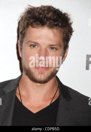 Avril 21, 2011 - New York, New York, États-Unis - l'Acteur RYAN PHILLIPPE assiste à la première de New York 'Le Bang Bang Club' qui a eu lieu au cours de la 10e édition du Festival du film de Tribeca à CCU RECOMMANDE. (Crédit Image : © Kaszerman ZUMAPRESS.com)/Nancy Banque D'Images