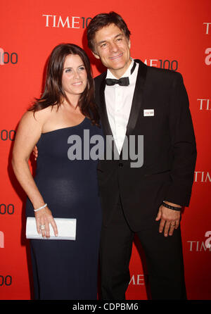 Avril 26, 2011 - New York, New York, États-Unis - Le Dr MEHMET OZ et son épouse assistent à la fois 100 gala tenu au Time Warner Center de Columbus Circle. (Crédit Image : © Kaszerman ZUMAPRESS.com)/Nancy Banque D'Images