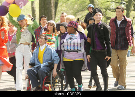 Avril 26, 2011 - New York, New York, États-Unis - acteurs HEATHER MORRIS, MARK SALLING, KEVIN MCHALE, AMBER RILEY, LEA MICHELE, DIANNA AGRON, CHRIS COLFER, à partir de l'émission de télévision 'Glee' film une scène sur emplacement dans CentralPark. (Crédit Image : © Kaszerman ZUMAPRESS.com)/Nancy Banque D'Images