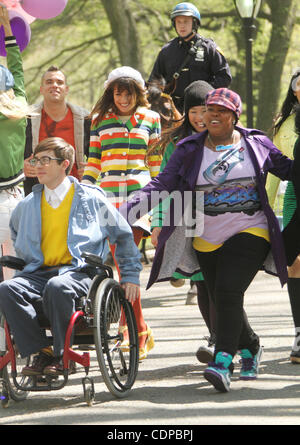 Avril 26, 2011 - New York, New York, États-Unis - acteurs MARK SALLING, KEVIN MCHALE, LEA MICHELE, JENNA USHKOWITZ, AMBER RILEY, de l'émission 'Glee' film une scène sur emplacement dans CentralPark. (Crédit Image : © Kaszerman ZUMAPRESS.com)/Nancy Banque D'Images