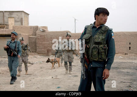 Apr 16, 2011 - Hutal, district de Maywand, dans la province de Kandahar, Afghanistan - Des soldats du 1er peloton, Compagnie de Hawk 3e Escadron, 2e Stryker Cavalry Regiment et les membres de la patrouille de la Police nationale afghane le Bazar (marché local) dans la ville de Hutal dans le district de Maywand, dans la province de Kandahar, l'Afghani Banque D'Images