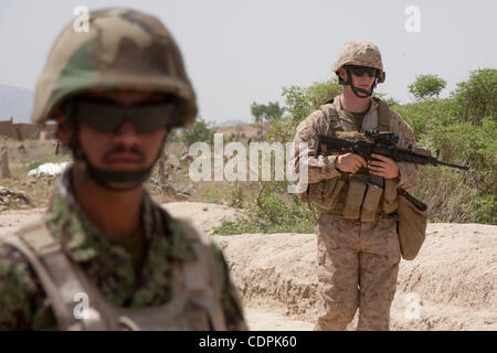 Apr 27, 2011 - Ville de Naw Zad, Naw Zad district, Helmand, Afghanistan - Un soldat de l'ANA à partir de la 4e compagnie, 3e Kandak, 2e Brigade du 215e Corps de l'Armée nationale afghane (gauche) promenades retour à la base après une patrouille conjointe avec les Marines de Lima compagnie, 3e bataillon du 2e Régiment de Marines dans le Bazar de Banque D'Images