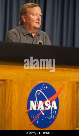 Cap Canaveral, Floride - Etats-Unis Mike Leinbach, déjeuner Navette Directeur, s'adresser aux médias le 1 mai 2011, après la mission Endeavour a été retardée jusqu'au 8 mai au plus tôt. (Joel Kowsky/ZUMA Press) Banque D'Images