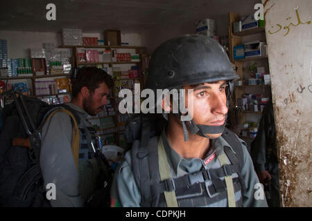 10 mai 2011 - Khatki, province de Helmand, Afghanistan - La Police nationale afghane (PNA) recherche d'une réputation de stupéfiants au cours de l'opération Rocky Point dans la ville de Musa Qala dans Khatki district dans la province de Helmand, en Afghanistan. Le but de l'opération Rocky Point était de perturber le commerce de BPR Banque D'Images