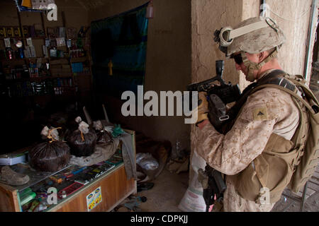 10 mai 2011 - Khatki, province de Helmand, Afghanistan - UN U.S. Marine du 3e bataillon du 2e Régiment de Marines films plusieurs sacs d'opium brut qui ont été trouvés par sa machine en fonctionnement Rocky Point dans la ville de Musa Qala dans Khatki district dans la province de Helmand, en Afghanistan. Le but de l'opération Banque D'Images