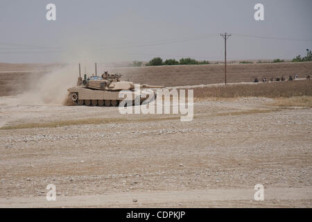 10 mai 2011 - Khatki, province de Helmand, Afghanistan - un Corps des Marines américains M1A1 Abrams battle tank patrouillant la région durant l'opération Rocky Point, près de la ville de Musa Qala dans Khatki district dans la province de Helmand, en Afghanistan. Le but de l'opération Rocky Point était de perturber le commerce de l'opium à l'o Banque D'Images