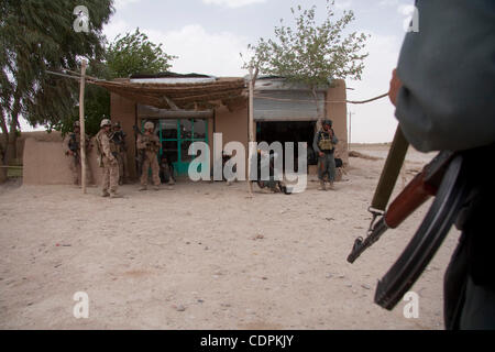 10 mai 2011 - Khatki, province de Helmand, Afghanistan - des Marines américains du 3e bataillon du 2e Régiment de Marines et des membres de la Police nationale afghane (PNA) se préparer à chercher un autre bâtiment au cours de l'opération Rocky Point dans la ville de Musa Qala dans Khatki district dans la province de Helmand, en Afghanistan. E Banque D'Images