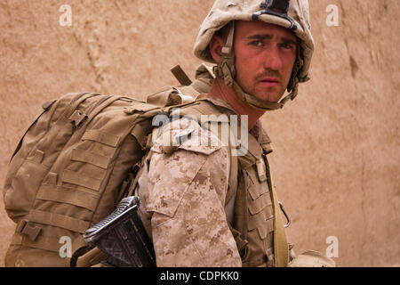 10 mai 2011 - Khatki, province de Helmand, Afghanistan - un des Marines américains du 3e bataillon du 2e Régiment de Marines regarde alors qu'il se prépare à la mienne- sweep un composé pendant le fonctionnement Rocky Point dans la ville de Musa Qala dans Khatki district dans la province de Helmand, Afghanistan, mardi 10 mai, 2011. L'purpos Banque D'Images