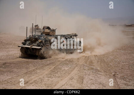 10 mai 2011 - Khatki, province de Helmand, Afghanistan - Un réservoir de récupération du Corps des Marines des États-Unis pendant l'utilisation de manoeuvres Rocky Point dans la ville de Musa Qala dans Khatki district dans la province de Helmand, en Afghanistan. Le but de l'opération Rocky Point était de perturber le commerce de l'opium à l'un des bazars dans Banque D'Images