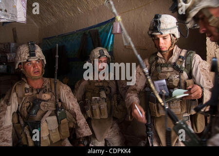 10 mai 2011 - Khatki, province de Helmand, Afghanistan - des Marines américains du 3e bataillon du 2e Régiment de Marines monter un magasin de recherche après avoir trouvé plusieurs sacs d'opium brut au cours de l'opération Rocky Point dans la ville de Musa Qala dans Khatki district dans la province de Helmand, en Afghanistan. L'purpos Banque D'Images