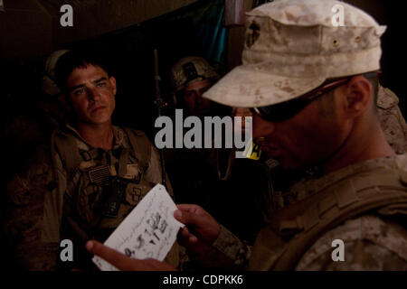 10 mai 2011 - Khatki, province de Helmand, Afghanistan - un interprète afghan déchiffre un dessin d'après des Marines américains du 3e bataillon du 2e Régiment de Marines a trouvé plusieurs sacs d'opium brut dans le même magasin lors de l'opération Rocky Point dans la ville de Khatki de Musa Qala dans le district de Helman Banque D'Images