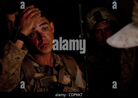 10 mai 2011 - Khatki, province de Helmand, Afghanistan - des Marines américains du 3e bataillon du 2e Régiment de Marines est à l'écoute un interprète afghan au cours de l'opération Rocky Point dans la ville de Musa Qala dans Khatki district dans la province de Helmand, en Afghanistan. Le but de l'opération était de Rocky Point perturber Banque D'Images