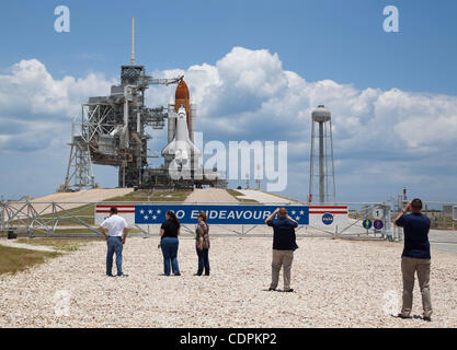 Cap Canaveral, Floride, États-Unis - la navette spatiale Endeavour se trouve sur 39A au Centre spatial Kennedy de la NASA en Floride après que la structure des services d'Retractible a été annulé le dimanche 15 mai, 2011. Endeavour est réglé sur rocket dans l'espace sur l'avant-dernière mission programmes navette à 8:56 AM (EDT) le lundi Banque D'Images