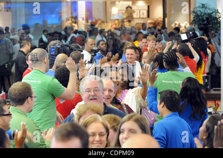 Le 27 mai 2011 - Atlanta, GA, États-Unis - ATLANTA, GA - 27 mai : Les clients sont accueillis à l'intérieur du nouveau Microsoft Store au Lenox Square à Atlanta, Géorgie, le vendredi 27 mai 2011. Heureux fans attendu pour la grande ouverture qui comprenait des cadeaux photo credit : HO/ERIK S. MOINDRE/MICROSOFT (crédit Image : © Banque D'Images