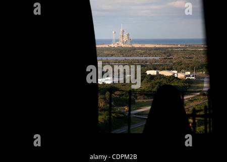 Cap Canaveral, Floride US - 39A est visible à travers les portes ouvertes du bâtiment d'assemblage de véhicules, le mardi 31 mai 2011, alors que l'Atlantide se prépare à quitter le bâtiment pour le pad. Atlantis est réglé sur rocket dans l'espace sur les programmes dernier vol le 8 juillet 2011. (Joel Kowsky/Zuma Press) Banque D'Images