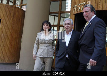 Ancien FMI Dominique Strauss-Kahn, laissant ses laywers bureaux avec son épouse Anne Sinclair journaliste français à Manhattan le 31 mai 2011. Crédit photo : Mariela Lombard/ZUMA Press. Banque D'Images