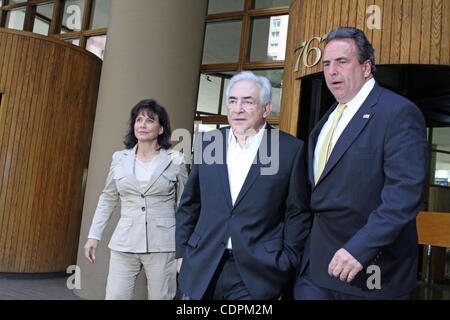 Ancien FMI Dominique Strauss-Kahn, laissant ses laywers bureaux avec son épouse Anne Sinclair journaliste français à Manhattan le 31 mai 2011. Crédit photo : Mariela Lombard/ZUMA Press. Banque D'Images