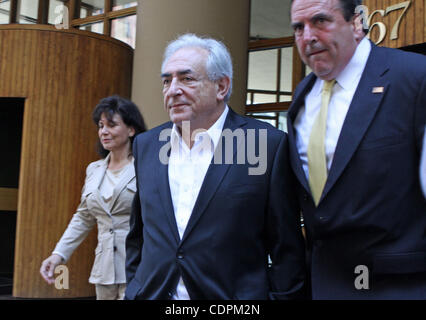 Ancien FMI Dominique Strauss-Kahn, laissant ses laywers bureaux avec son épouse Anne Sinclair journaliste français à Manhattan le 31 mai 2011. Crédit photo : Mariela Lombard/ZUMA Press. Banque D'Images