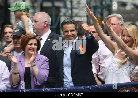 Gov. Andrew Cuomo, le maire Bloomberg et le Président Christine Quinn mars à la gay pride parade le long de Fifth Ave. à Manhattan. Crédit photo : Mariela Lombard/ZUMA Press. Banque D'Images