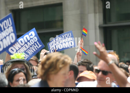 Gov. Andrew Cuomo, le maire Bloomberg et le Président Christine Quinn mars à la gay pride parade le long de Fifth Ave. à Manhattan. Crédit photo : Mariela Lombard/ZUMA Press. Banque D'Images