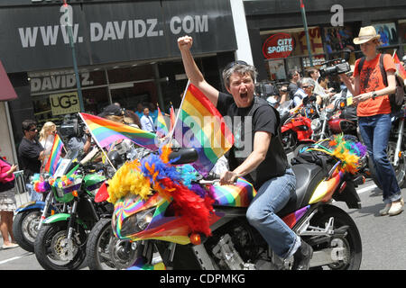 Gov. Andrew Cuomo, le maire Bloomberg et le Président Christine Quinn mars à la gay pride parade le long de Fifth Ave. à Manhattan. Crédit photo : Mariela Lombard/ZUMA Press. Banque D'Images