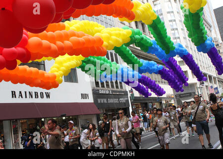 Gov. Andrew Cuomo, le maire Bloomberg et le Président Christine Quinn mars à la gay pride parade le long de Fifth Ave. à Manhattan. Crédit photo : Mariela Lombard/ZUMA Press. Banque D'Images