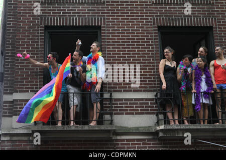 Gov. Andrew Cuomo, le maire Bloomberg et le Président Christine Quinn mars à la gay pride parade le long de Fifth Ave. à Manhattan. Crédit photo : Mariela Lombard/ZUMA Press. Banque D'Images