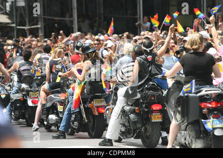 Gov. Andrew Cuomo, le maire Bloomberg et le Président Christine Quinn mars à la gay pride parade le long de Fifth Ave. à Manhattan. Crédit photo : Mariela Lombard/ZUMA Press. Banque D'Images