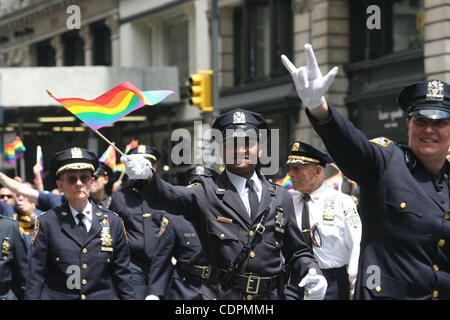 Gov. Andrew Cuomo, le maire Bloomberg et le Président Christine Quinn mars à la gay pride parade le long de Fifth Ave. à Manhattan. Crédit photo : Mariela Lombard/ZUMA Press. Banque D'Images