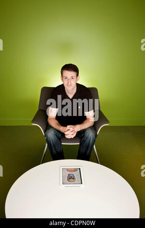 Le 18 juillet 2011 - San Francisco, Californie, États-Unis - MATT MACINNIS, 31, idée fondatrice et PDG, dans son bureau de San Francisco. C'est une plate-forme de publication de flexible et interactif où l'humain est au centre du processus créatif, et non pas le livre. Idée redéfinit les manuels scolaires pour l'iPad. (Crédit Image : Banque D'Images