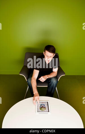 Le 18 juillet 2011 - San Francisco, Californie, États-Unis - MATT MACINNIS, 31, idée fondatrice et PDG, dans son bureau de San Francisco. C'est une plate-forme de publication de flexible et interactif où l'humain est au centre du processus créatif, et non pas le livre. Idée redéfinit les manuels scolaires pour l'iPad. (Crédit Image : Banque D'Images