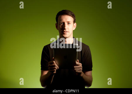 Le 18 juillet 2011 - San Francisco, Californie, États-Unis - MATT MACINNIS, 31, idée fondatrice et PDG, dans son bureau de San Francisco. C'est une plate-forme de publication de flexible et interactif où l'humain est au centre du processus créatif, et non pas le livre. Idée redéfinit les manuels scolaires pour l'iPad. (Crédit Image : Banque D'Images