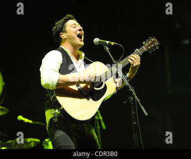 Apr 16, 2011 - Indio, California, USA - chanteur / guitariste MARCUS MUMFORD du groupe Mumford & Sons comme ils en concert dans le cadre de la Coachella 2011 Music & Arts Festival qui aura lieu à l'Empire Polo Field. Les trois jours du festival permettra d'attirer des milliers de fans pour voir une grande variété d'art Banque D'Images