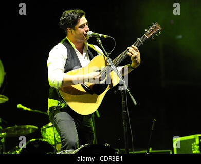 Apr 16, 2011 - Indio, California, USA - chanteur / guitariste MARCUS MUMFORD du groupe Mumford & Sons comme ils en concert dans le cadre de la Coachella 2011 Music & Arts Festival qui aura lieu à l'Empire Polo Field. Les trois jours du festival permettra d'attirer des milliers de fans pour voir une grande variété d'art Banque D'Images