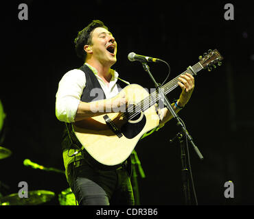 Apr 16, 2011 - Indio, California, USA - chanteur / guitariste MARCUS MUMFORD du groupe Mumford & Sons comme ils en concert dans le cadre de la Coachella 2011 Music & Arts Festival qui aura lieu à l'Empire Polo Field. Les trois jours du festival permettra d'attirer des milliers de fans pour voir une grande variété d'art Banque D'Images