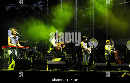 Apr 16, 2011 - Indio, California, USA - (L-R) claviériste BEN LOVETT, chanteur / guitariste MARCUS MUMFORD, Banjoist WINSTON MARSHALL et le bassiste TED DUANE du groupe Mumford & Sons comme ils en concert dans le cadre de la Coachella 2011 Music & Arts Festival qui aura lieu à l'Empire Polo Banque D'Images