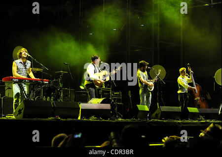 Apr 16, 2011 - Indio, California, USA - (L-R) claviériste BEN LOVETT, chanteur / guitariste MARCUS MUMFORD, Banjoist WINSTON MARSHALL et le bassiste TED DUANE du groupe Mumford & Sons comme ils en concert dans le cadre de la Coachella 2011 Music & Arts Festival qui aura lieu à l'Empire Polo Banque D'Images