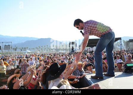 1 mai 2011 - Indio, California, USA - Musicien JOSH TURNER fonctionne à la 5e édition de la Malle-poste California's Country Music Festival qui aura lieu à l'Empire Polo Field situé dans la région de Indio. Les deux jours du festival permettra d'attirer des milliers de fans de musique country pour voir une variété d'artiste sur trois Banque D'Images