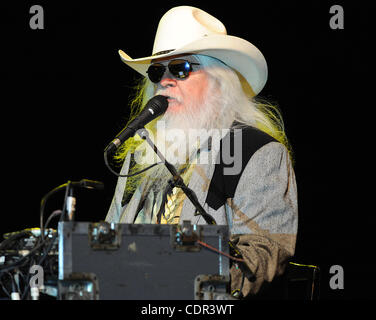 1 mai 2011 - Indio, California, USA - Musicien LEON RUSSELL effectue à la 5e édition de la Malle-poste California's Country Music Festival qui aura lieu à l'Empire Polo Field situé dans la région de Indio. Les deux jours du festival permettra d'attirer des milliers de fans de musique country pour voir une variété d'artiste sur thre Banque D'Images