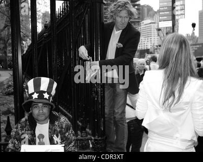 2 mai 2011 - New York, New York, États-Unis - les New-yorkais se rassemblent à World Trade Center Ground Zero pour marquer la mort d'Oussama Ben Laden. (Crédit Image : © John Marshall/ZUMAPRESS.com) Mantel Banque D'Images