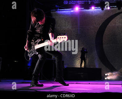 Mai. 22, 2011 - Columbus, Ohio, USA - Le bassiste Matt MCJUNKINS et chanteur MAYNARD JAMES Keenan de la bande un cercle parfait il se produit dans le cadre de la 5e édition de Rock sur la gamme Music Festival, qui se déroule à la crew Stadium situé à Columbus. Copyright 2011 Jason Moore. (Crédit Banque D'Images