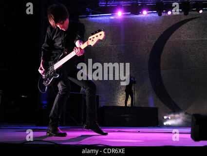 Mai. 22, 2011 - Columbus, Ohio, USA - Le bassiste Matt MCJUNKINS et chanteur MAYNARD JAMES Keenan de la bande un cercle parfait il se produit dans le cadre de la 5e édition de Rock sur la gamme Music Festival, qui se déroule à la crew Stadium situé à Columbus. Copyright 2011 Jason Moore. (Crédit Banque D'Images