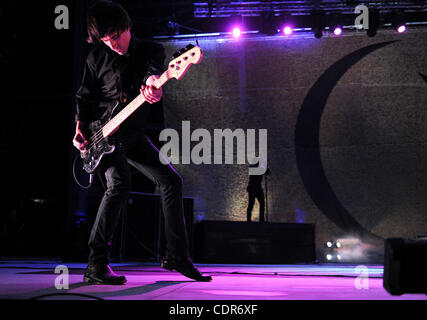 Mai. 22, 2011 - Columbus, Ohio, USA - Le bassiste Matt MCJUNKINS et chanteur MAYNARD JAMES Keenan de la bande un cercle parfait il se produit dans le cadre de la 5e édition de Rock sur la gamme Music Festival, qui se déroule à la crew Stadium situé à Columbus. Copyright 2011 Jason Moore. (Crédit Banque D'Images