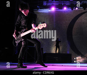 Mai. 22, 2011 - Columbus, Ohio, USA - Le bassiste Matt MCJUNKINS et chanteur MAYNARD JAMES Keenan de la bande un cercle parfait il se produit dans le cadre de la 5e édition de Rock sur la gamme Music Festival, qui se déroule à la crew Stadium situé à Columbus. Copyright 2011 Jason Moore. (Crédit Banque D'Images