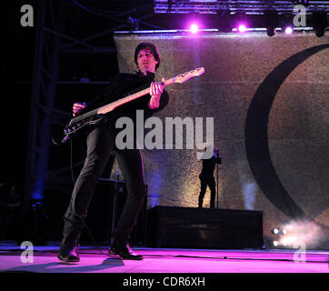 Mai. 22, 2011 - Columbus, Ohio, USA - Le bassiste Matt MCJUNKINS et chanteur MAYNARD JAMES Keenan de la bande un cercle parfait il se produit dans le cadre de la 5e édition de Rock sur la gamme Music Festival, qui se déroule à la crew Stadium situé à Columbus. Copyright 2011 Jason Moore. (Crédit Banque D'Images