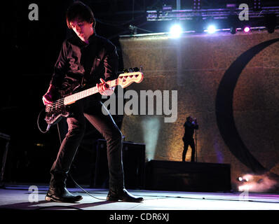 Mai. 22, 2011 - Columbus, Ohio, USA - Le bassiste Matt MCJUNKINS et chanteur MAYNARD JAMES Keenan de la bande un cercle parfait il se produit dans le cadre de la 5e édition de Rock sur la gamme Music Festival, qui se déroule à la crew Stadium situé à Columbus. Copyright 2011 Jason Moore. (Crédit Banque D'Images