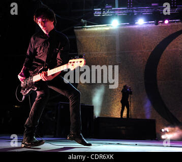 Mai. 22, 2011 - Columbus, Ohio, USA - Le bassiste Matt MCJUNKINS et chanteur MAYNARD JAMES Keenan de la bande un cercle parfait il se produit dans le cadre de la 5e édition de Rock sur la gamme Music Festival, qui se déroule à la crew Stadium situé à Columbus. Copyright 2011 Jason Moore. (Crédit Banque D'Images